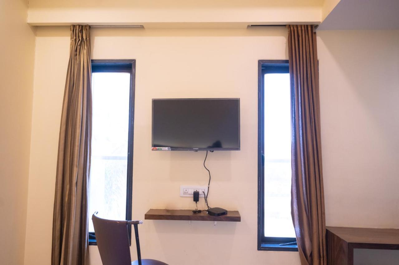 Hotel Vijaya Hill View Residency Navi Mumbai Exterior foto